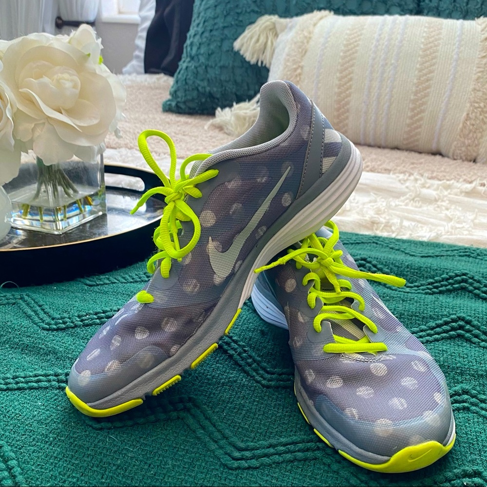 Nike polka dot sneakers 💚🤍
